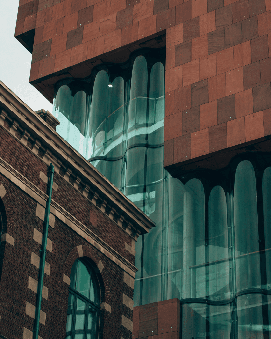 Antwerpse architectuur — historische baksteen ontmoet modern glas